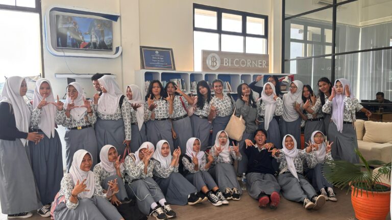 Library Tour SMAN 20 Batam